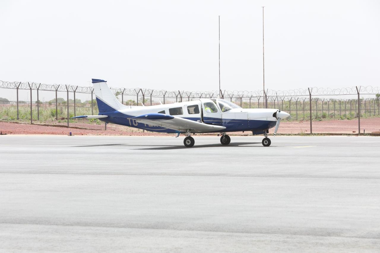 Avion de l'Aéro-Club des Savanes sur le tarmac à Korhogo